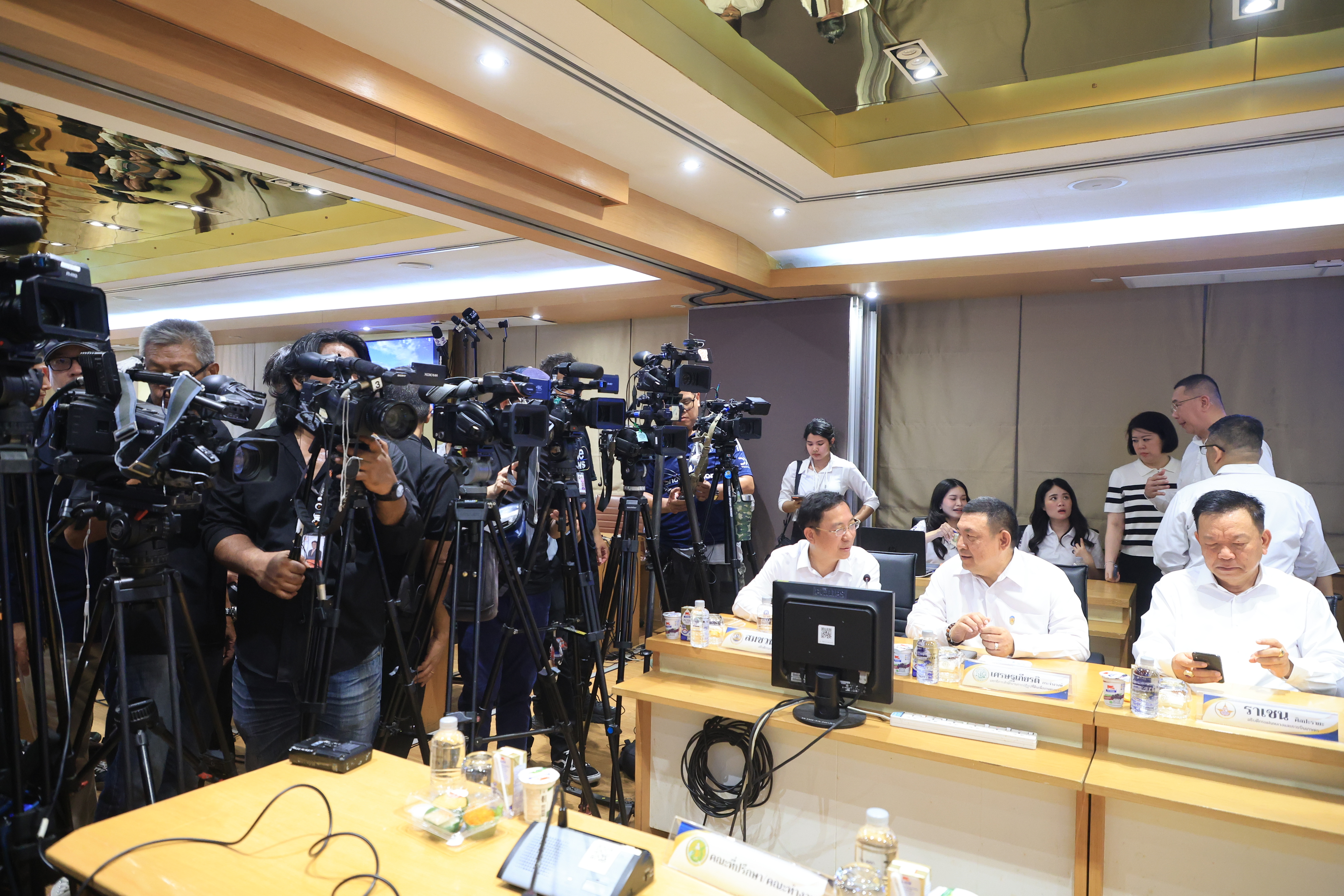 title - เลขาธิการ ส.ป.ก. ร่วมการประชุมผู้บริหารระดับสูงของกระทรวงเกษตรและสหกรณ์ รับมอบนโยบาย รมว.กษ. 5 ด้าน เน้นการทำงานเชิงรุก ลดขั้นตอน เร่งการนำเทคโนโลยีดิจิทัลมาช่วยในการทำงาน ผลักดัน 6 เรื่องเร่งด่วน ต้องเห็นผลที่เป็นรูปธรรม ชูแนวคิดหลัก “เกษตรนวัตกรรม เพื่อความยั่งยืนเกษตรกรไทย” 